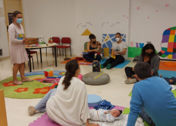 En marxa el primer club de lectura municipal per a bebés de menys de nou mesos