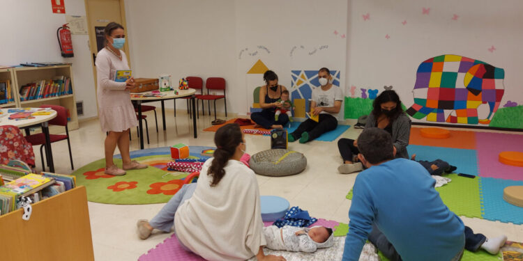 En marxa el primer club de lectura municipal per a bebés de menys de nou mesos