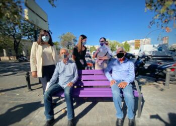 L’Ajuntament instal·la 30 bancs violeta per a donar visibilitat a les dones referents de la igualtat