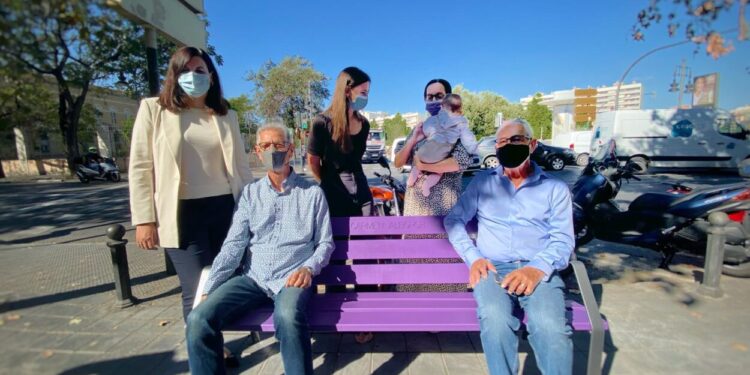 L’Ajuntament instal·la 30 bancs violeta per a donar visibilitat a les dones referents de la igualtat