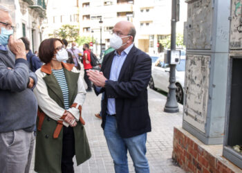 València posa en marxa 22 punts de càrrega per a vehicles elèctrics en fanals i pèrgoles fotovoltaiques