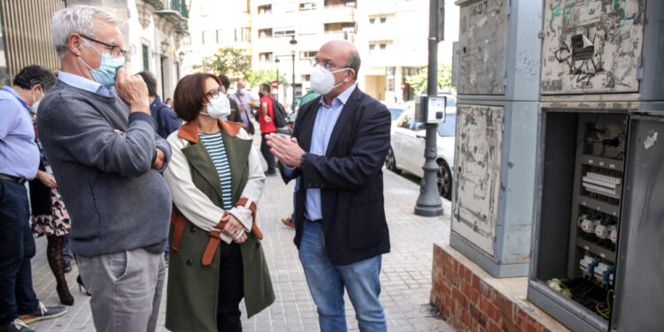 València posa en marxa 22 punts de càrrega per a vehicles elèctrics en fanals i pèrgoles fotovoltaiques