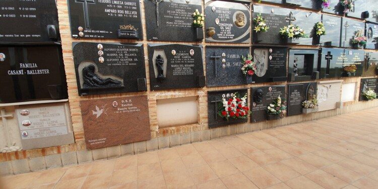 El dispositiu municipal per a Tots Sants recupera la normalitat enguany tot i que mantindrà el control d’accés als cementeris