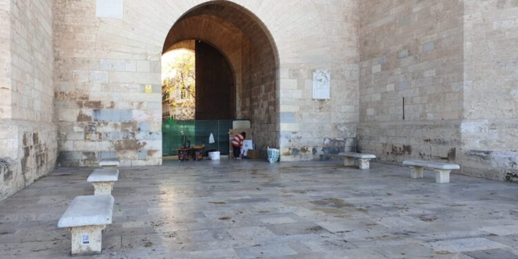 Després de 41 anys, l’Ajuntament restaura la porta de les Torres de Serrans