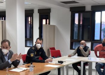 La Policia Local de València intensifica la seua proximitat en els mercats connectant-los amb les comissaries de districte
