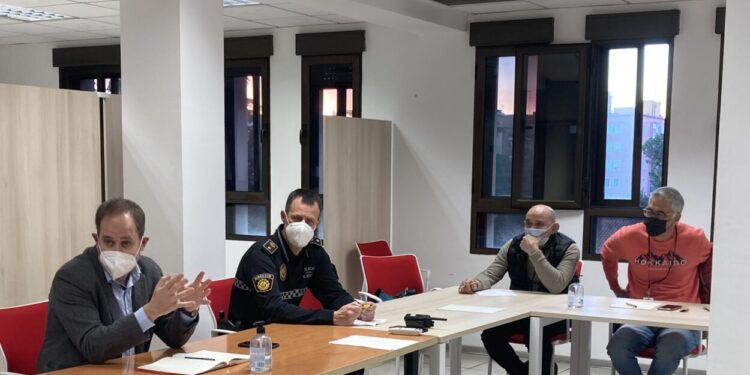 La Policia Local de València intensifica la seua proximitat en els mercats connectant-los amb les comissaries de districte