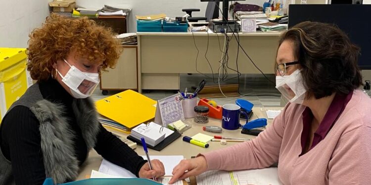 L’Ajuntament potenciarà l’ús de mascaretes inclusives per a l’atenció a la ciutadania amb diversitat funcional auditiva