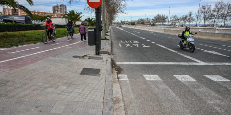 Mobilitat Sostenible baixarà a calçada el carril bici de l’avinguda dels Germans Machado