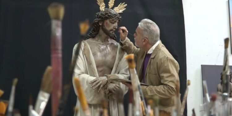Dins del taller on naixen els Cristos i marededeus de la Setmana Santa valenciana