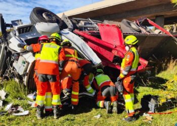 Tragèdia a la pista de Silla: mor un camioner en bolcar el vehicle