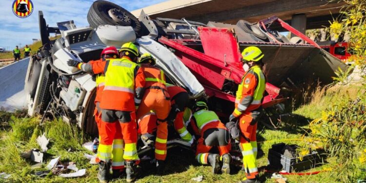 Tragèdia a la pista de Silla: mor un camioner en bolcar el vehicle