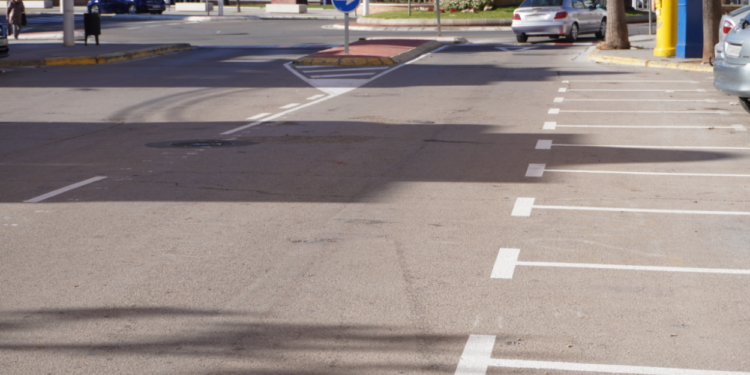 Manises reforça la seguretat viària amb el repintat de carrers clau del municipi