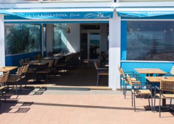 La Marimandona Beach: el restaurant de Puçol que fusiona el Mediterrani amb arrossos valencians