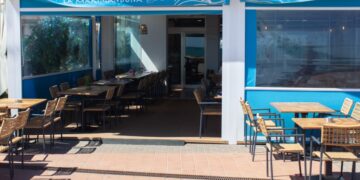 La Marimandona Beach: el restaurant de Puçol que fusiona el Mediterrani amb arrossos valencians