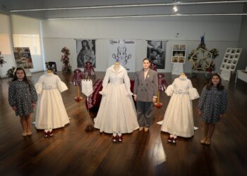 Mª Inmaculada Puchades Vallejo presenta el seu vestit de Reina marcat per l’elegància, els símbols i una imponent capa de set metres