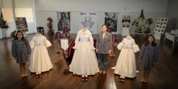 Mª Inmaculada Puchades Vallejo presenta el seu vestit de Reina marcat per l’elegància, els símbols i una imponent capa de set metres